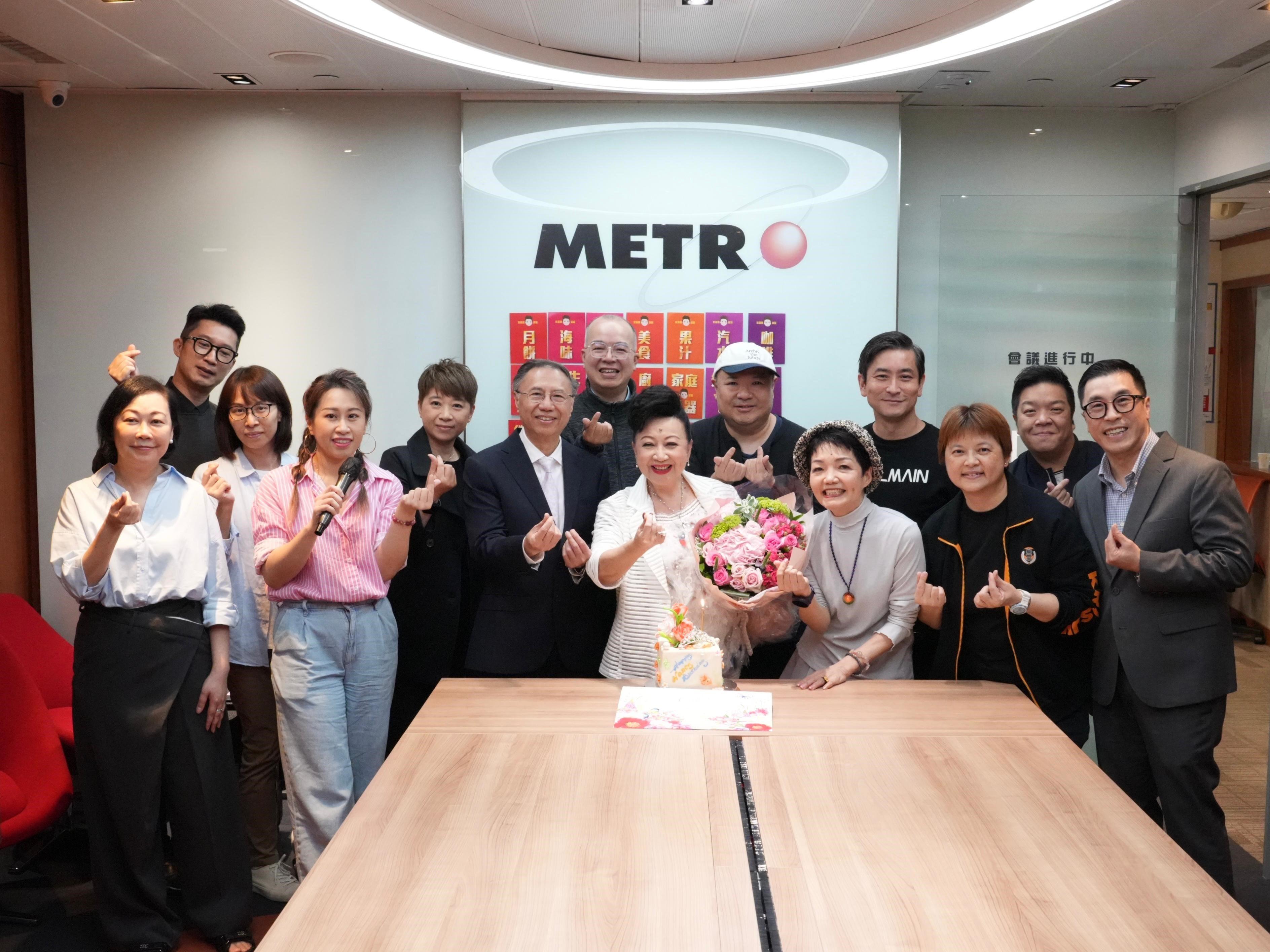 宋文禧與全體同事為家燕姐慶生。