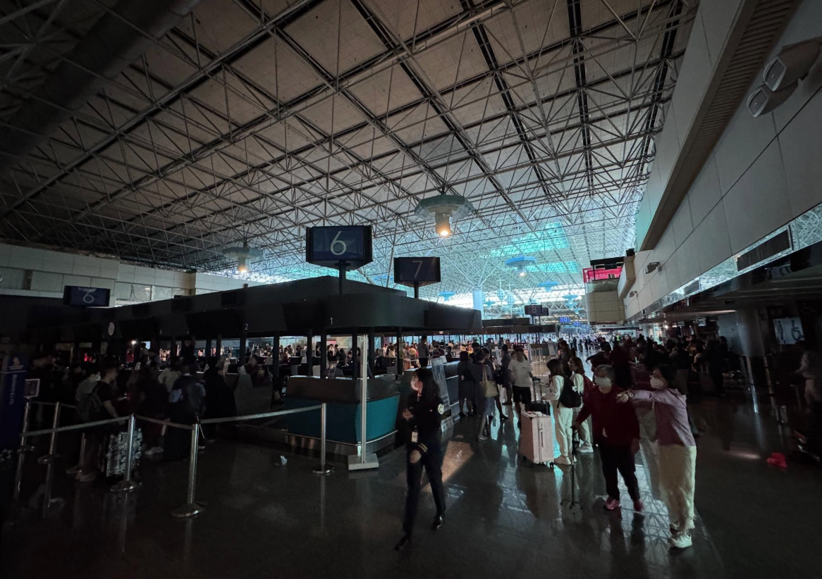 桃園機場第二航廈中央位置突然停電。(圖來自Threads網友613_hao)