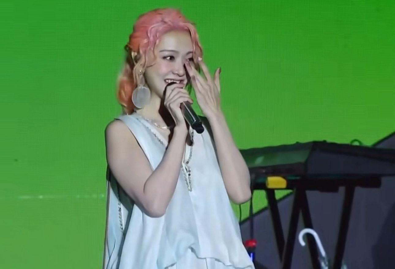 薛凱琪在方大同離世翌日演出情緒失控 ,淚灑舞台。