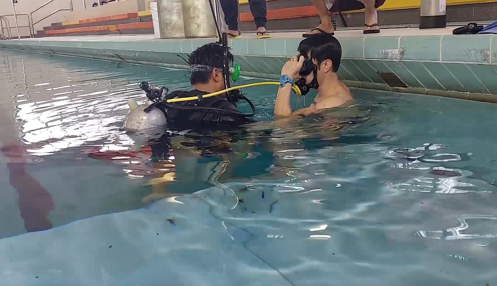 劉俊謙練習潛水技巧,呼吸、閉氣等動作。