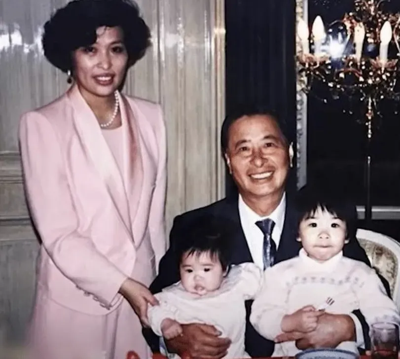 四叔與太太及兩位公子合照。