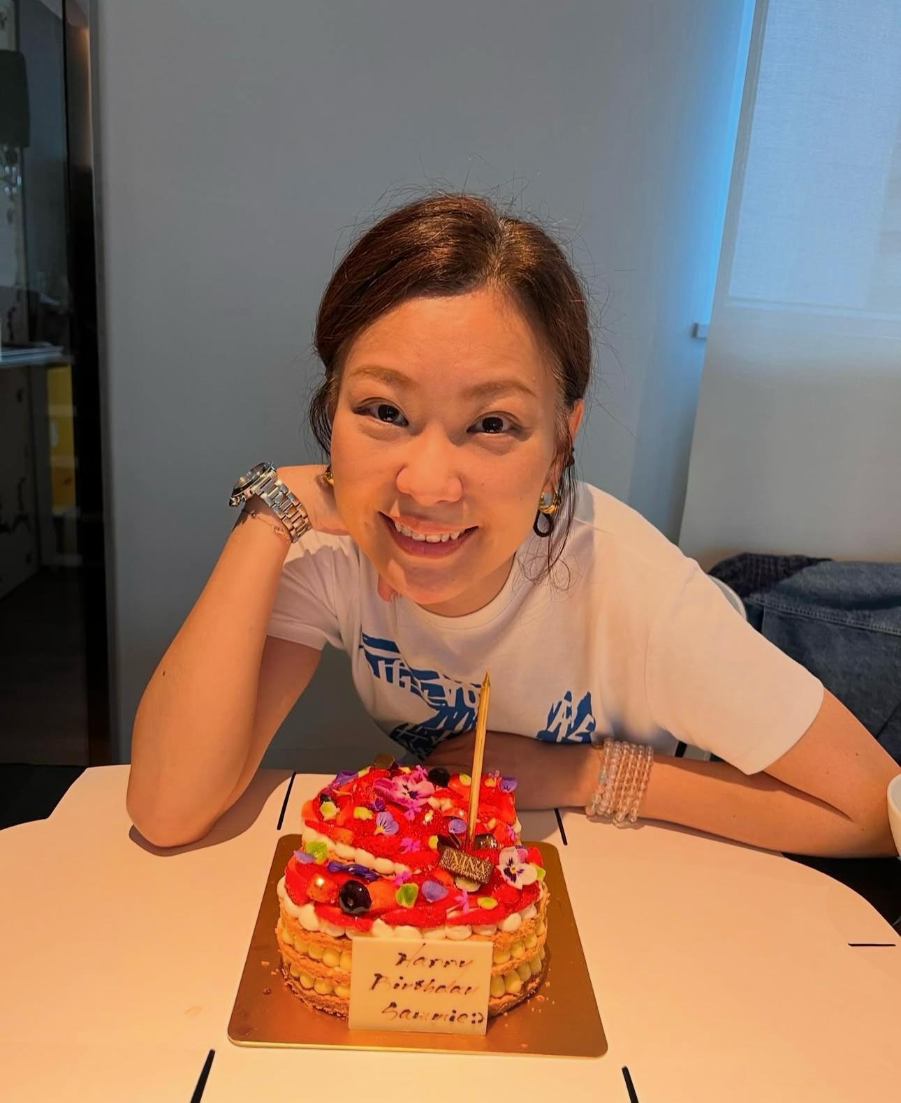 余思敏自言「開始新一頁 」,惹網民無限聯想 。