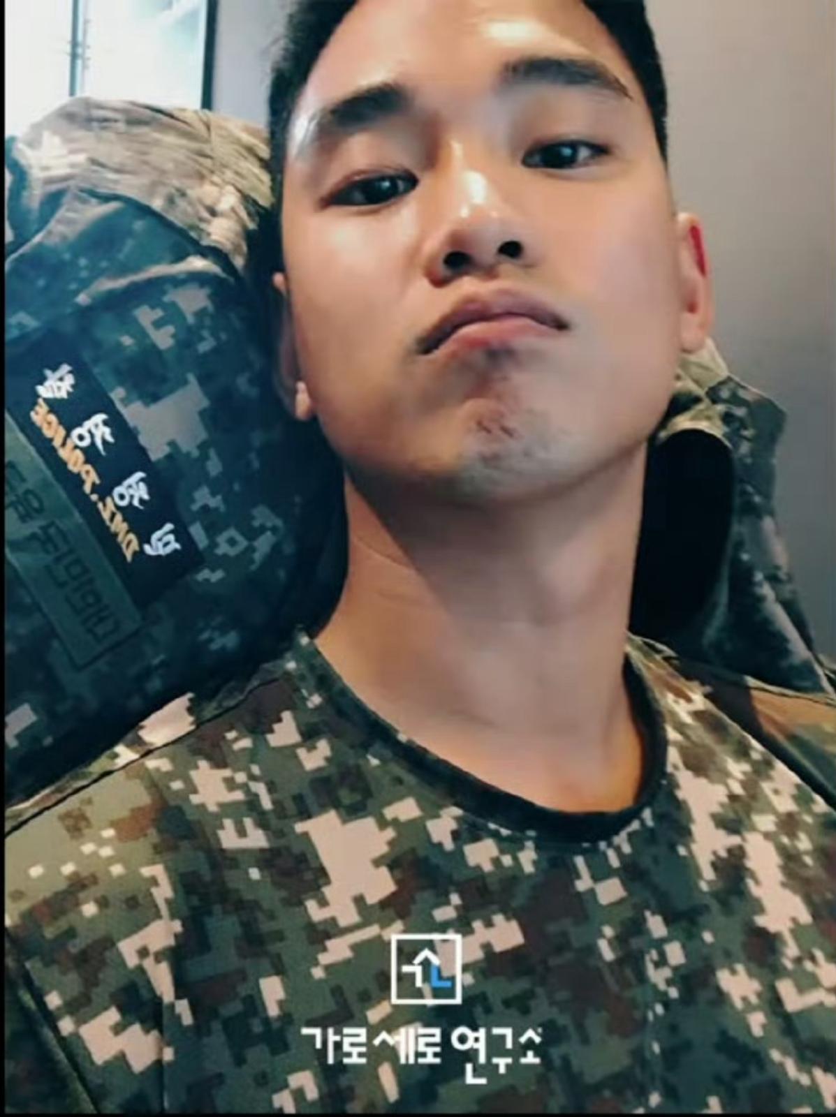 金秀賢被公開服兵役時向金賽綸傳來的照片。