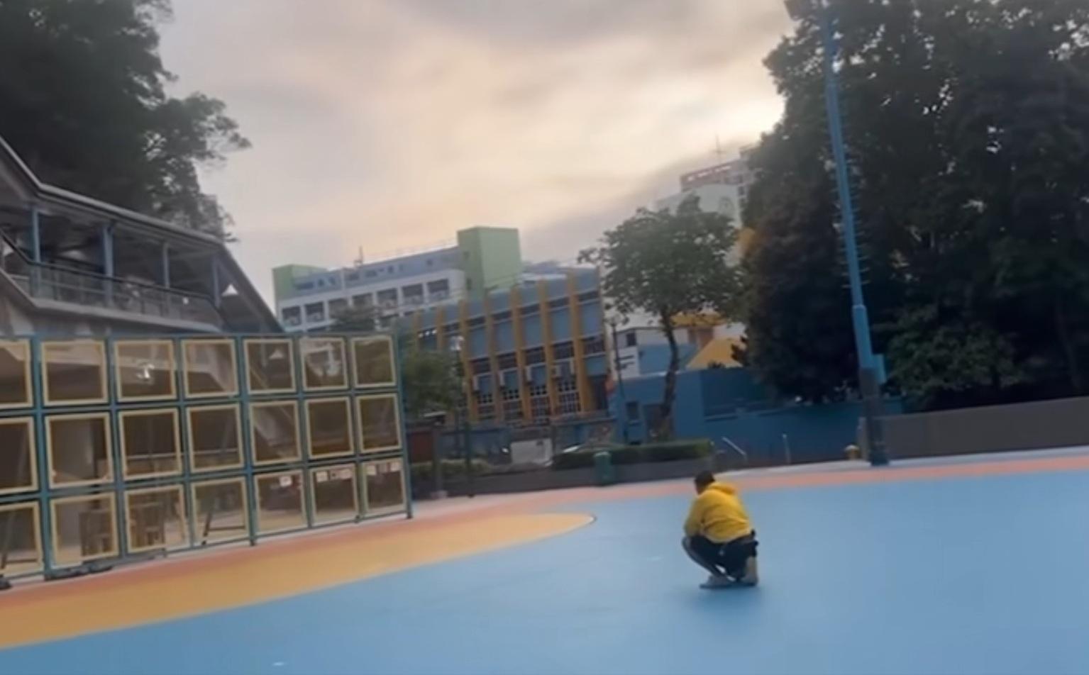 最終大叔想緩緩站起,影片結束。(網片截圖)