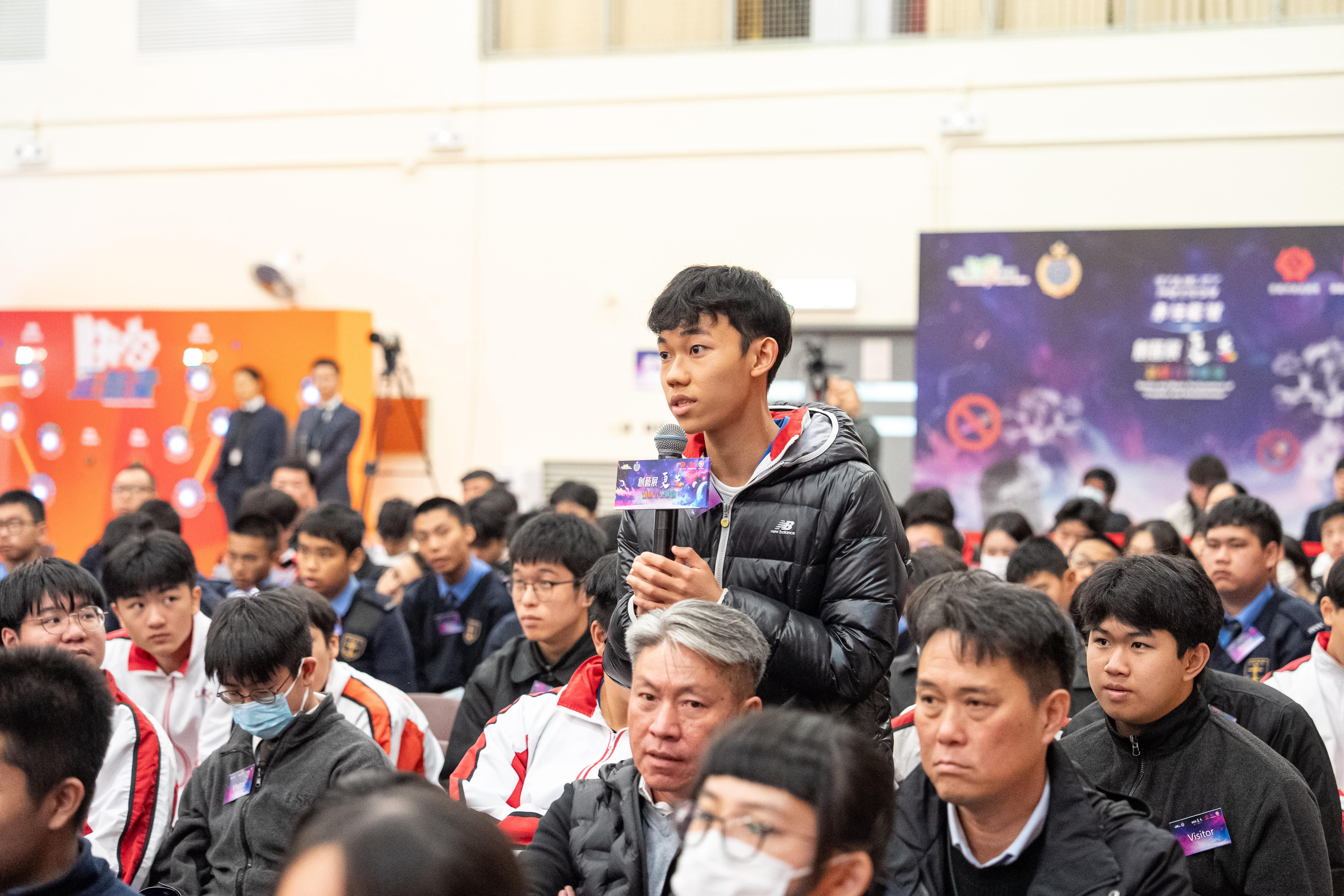 圖示學生在分享環節向在囚人士提問。(政府新聞處)