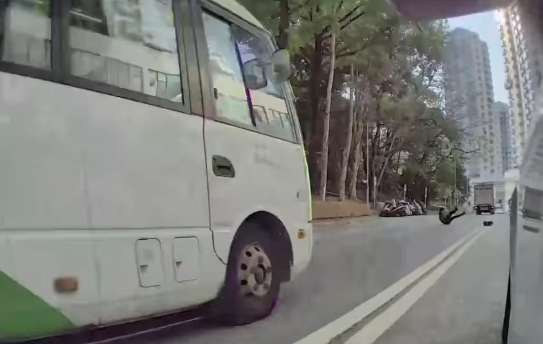 荃灣發生驚險意外。(fb「車cam L(香港群組)」截圖)
