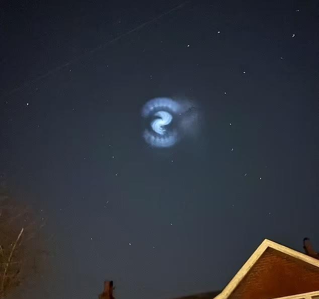 英國夜空出現神秘漩渦
