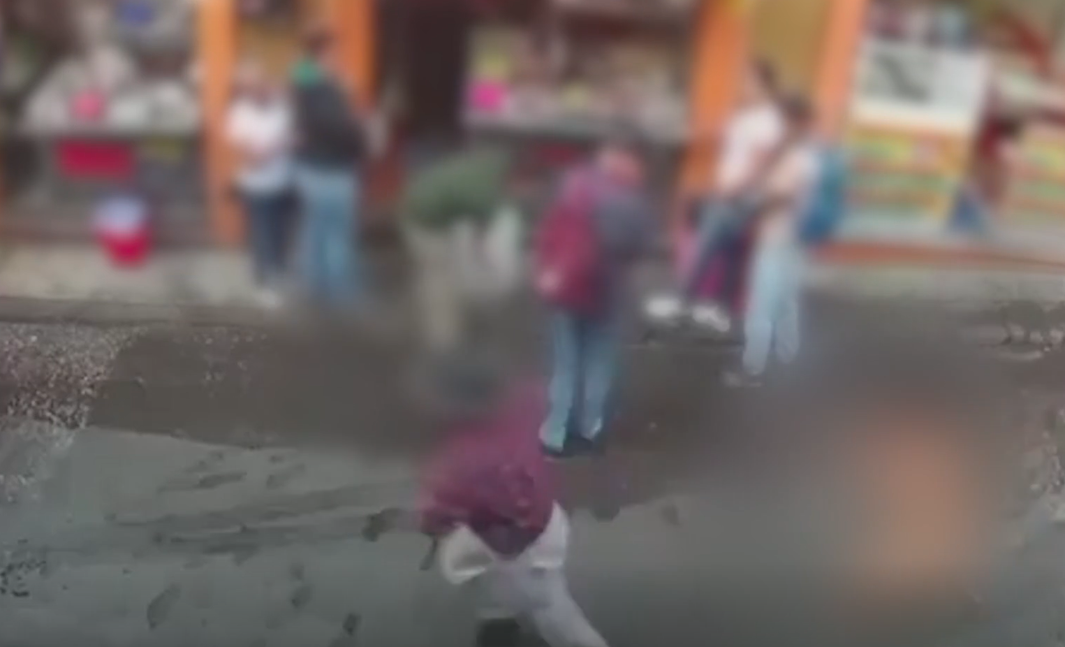 女子裸體街頭奔跑追賊