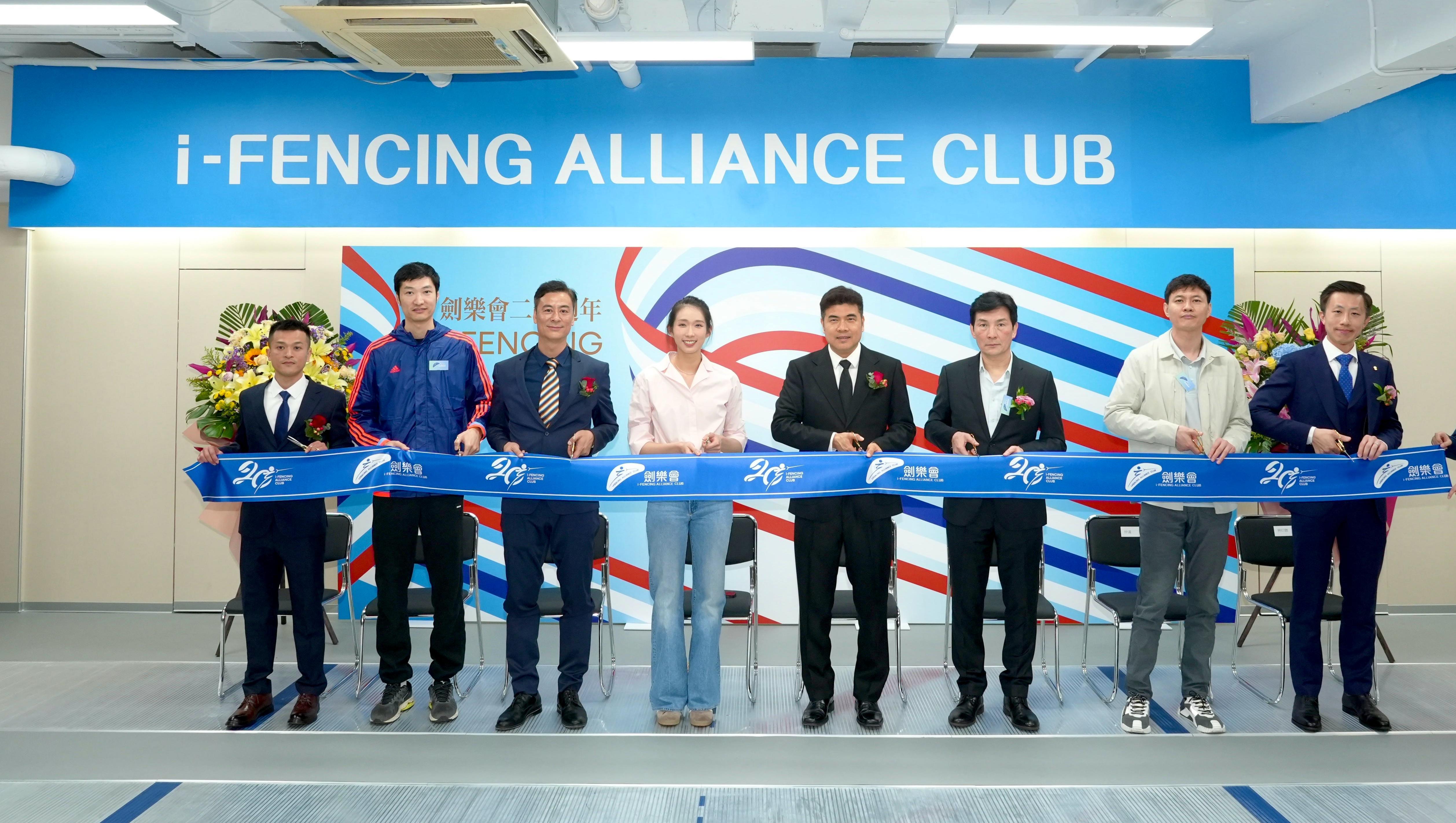 眾人為劍樂會周年誌慶剪綵。