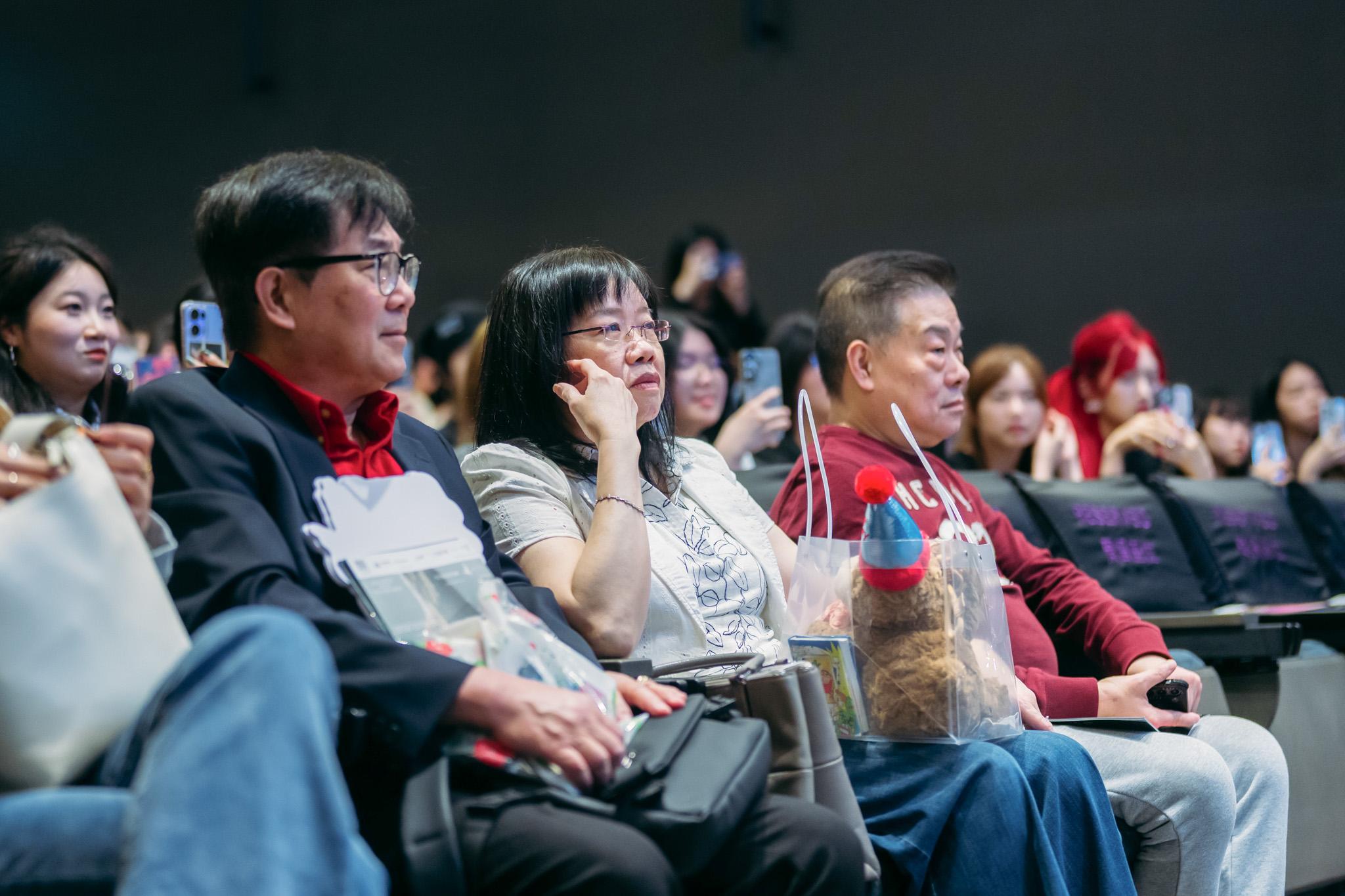 伍允龍父母出席座談會,特地捧兒子場。