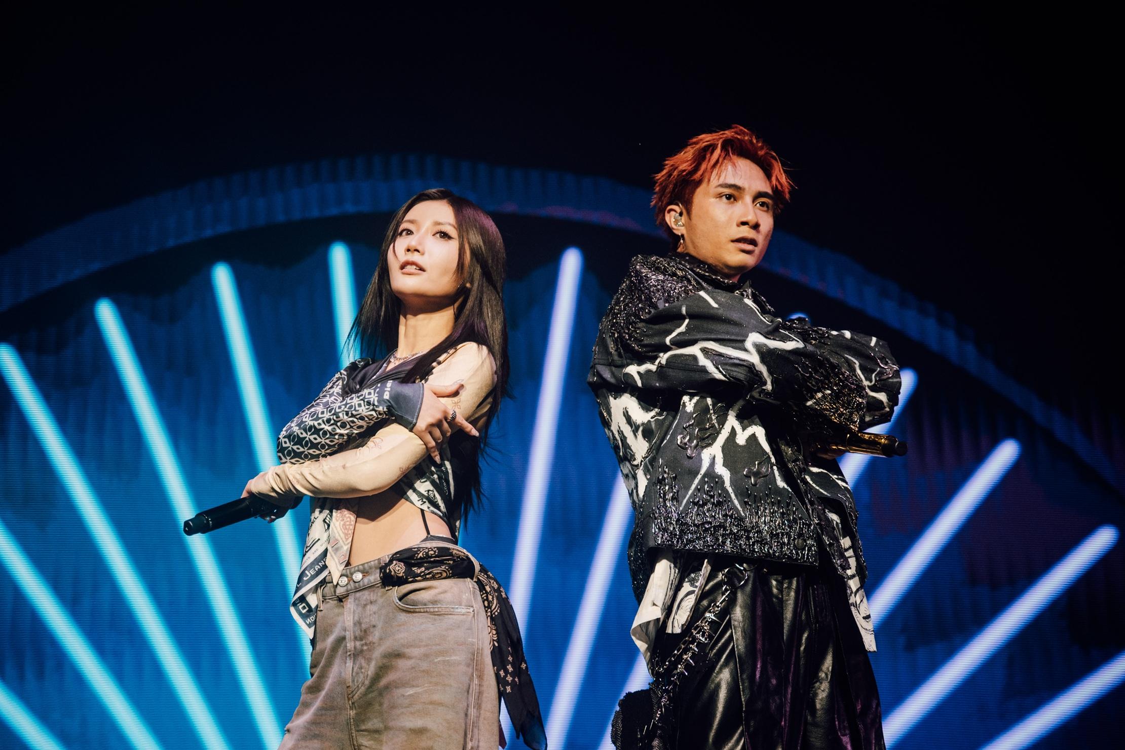 Billy Choi 更與 Jessica 以動感編舞演繹最新合唱歌曲《分手》。