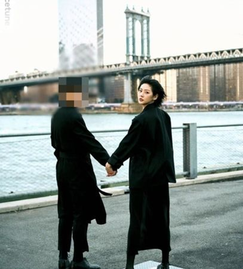 金賽綸IG於今年1月8日出現一張她與別人手拖手的照片,男方正是她的老公。