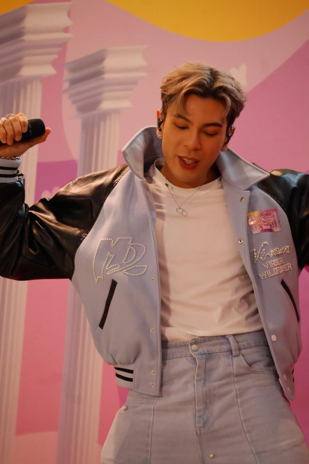 German於舞台上率先展現《Follow Me》的型格舞步。