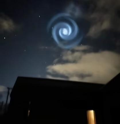 英國夜空出現神秘漩渦