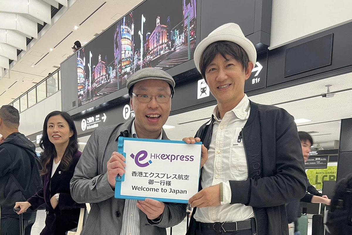 項明生(右)近日參與HK Express嘅宣傳活動。(項明生FB)