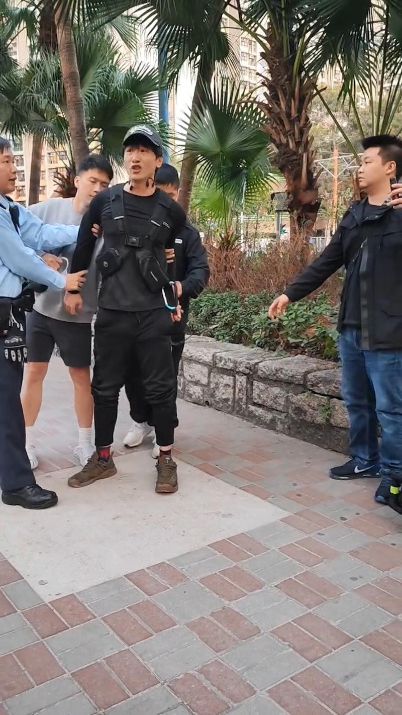 周永恆涉踩風火輪被捕,影片見到他遭警方鎖手銬。