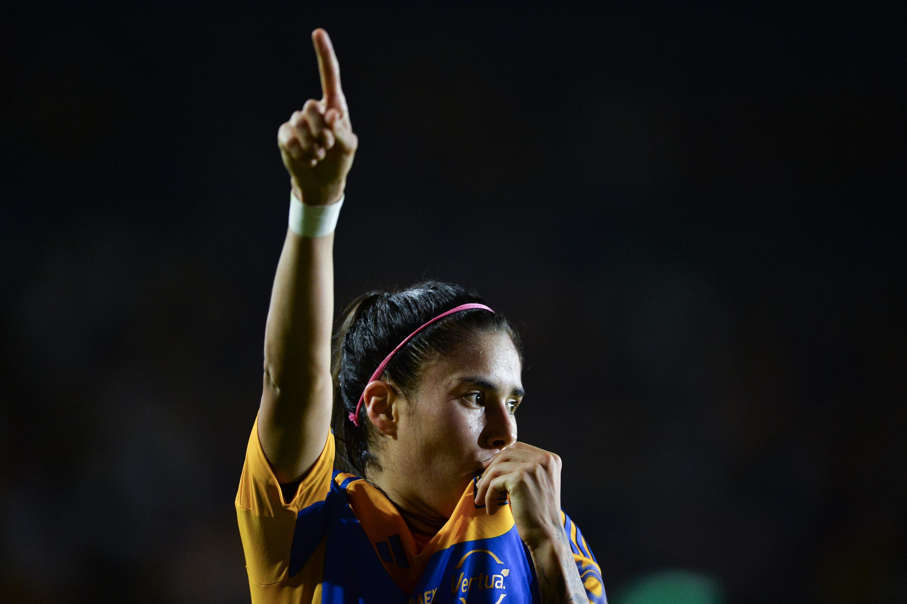 Lizbeth Ovalle以「蠍子擺尾」入波,影片在網上瘋傳。