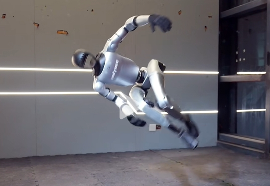 人形機械人G1「側空翻」姿勢十足。(影片截圖)