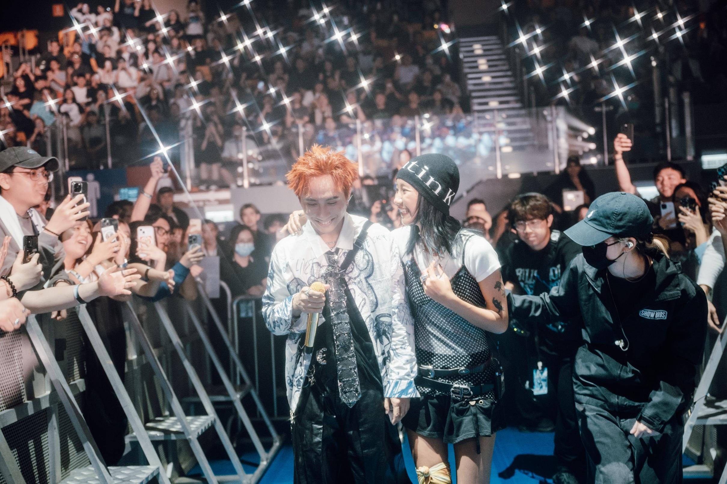 Billy Choi即興邀請Marf上台合唱。