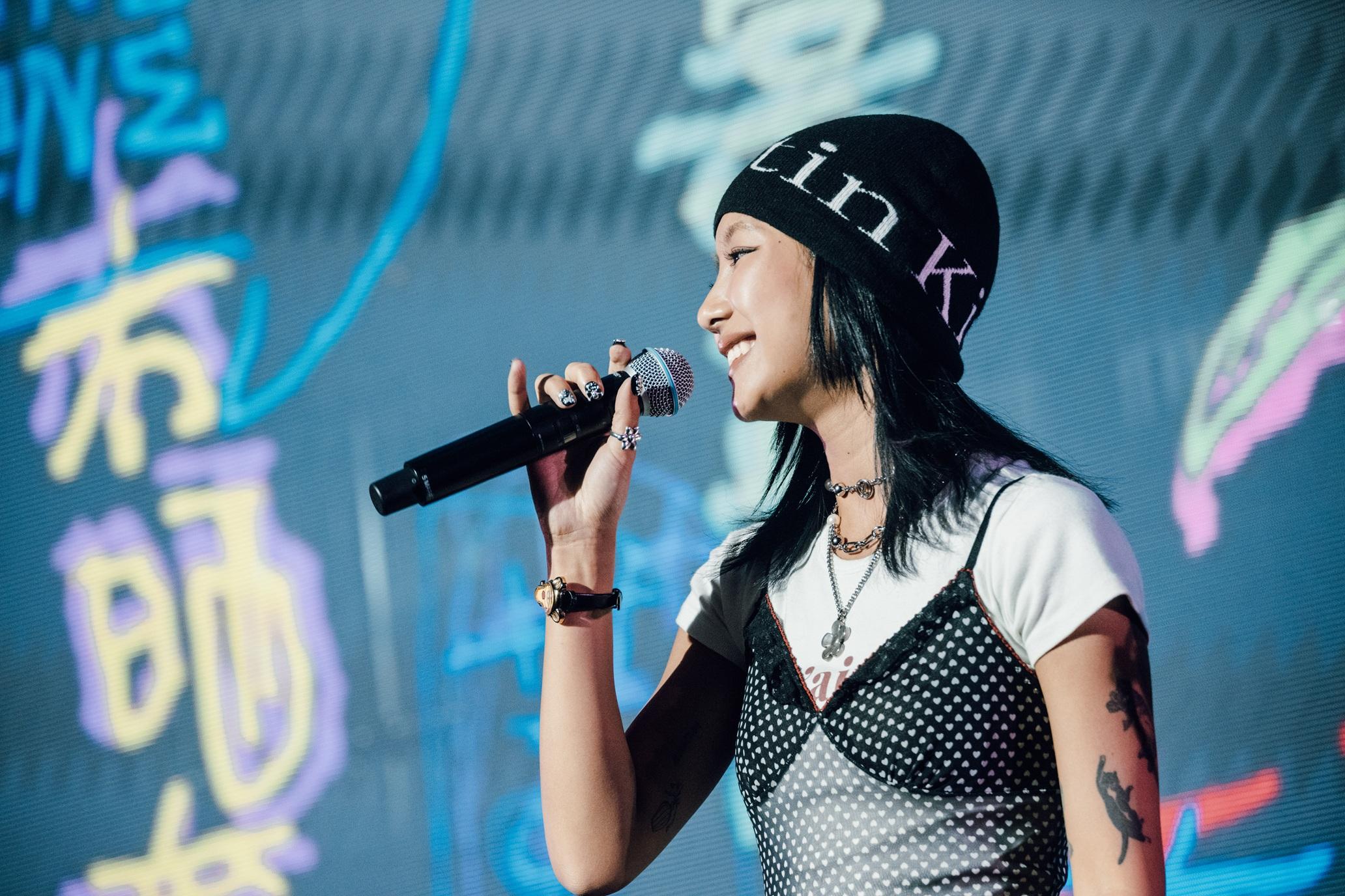 Marf在觀眾的熱烈歡呼下,爽快答應Billy的邀請,合唱了《無常》和《分心》