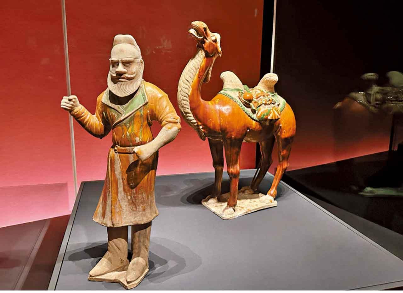 三彩釉陶駱駝及胡人俑