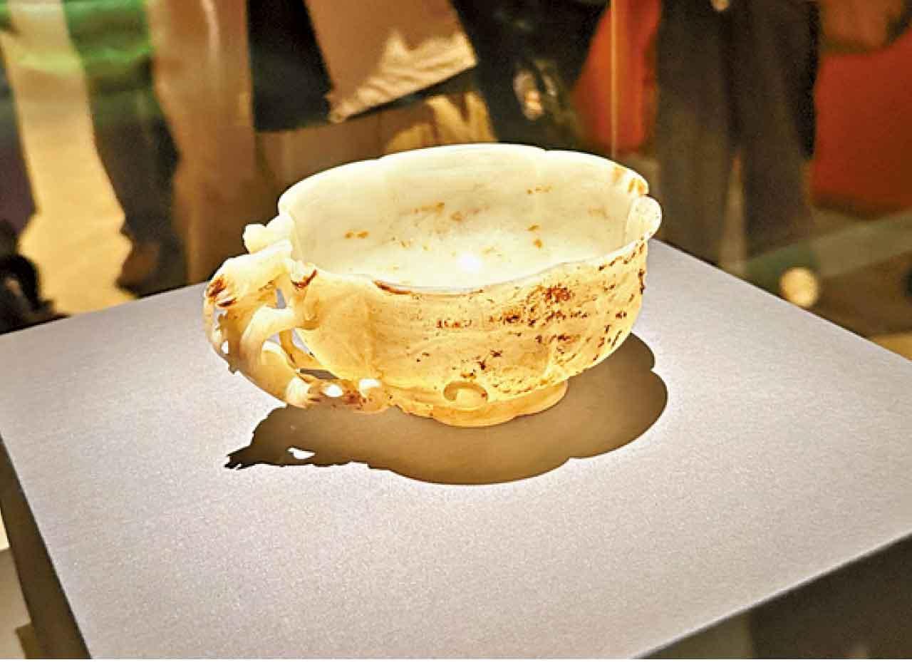 夔龍柄葵花式杯