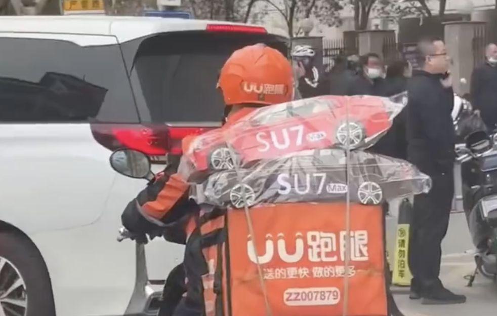 去年清明節前夕便有人在街頭拍下仿小米SU7紙紮版。(網上圖片)