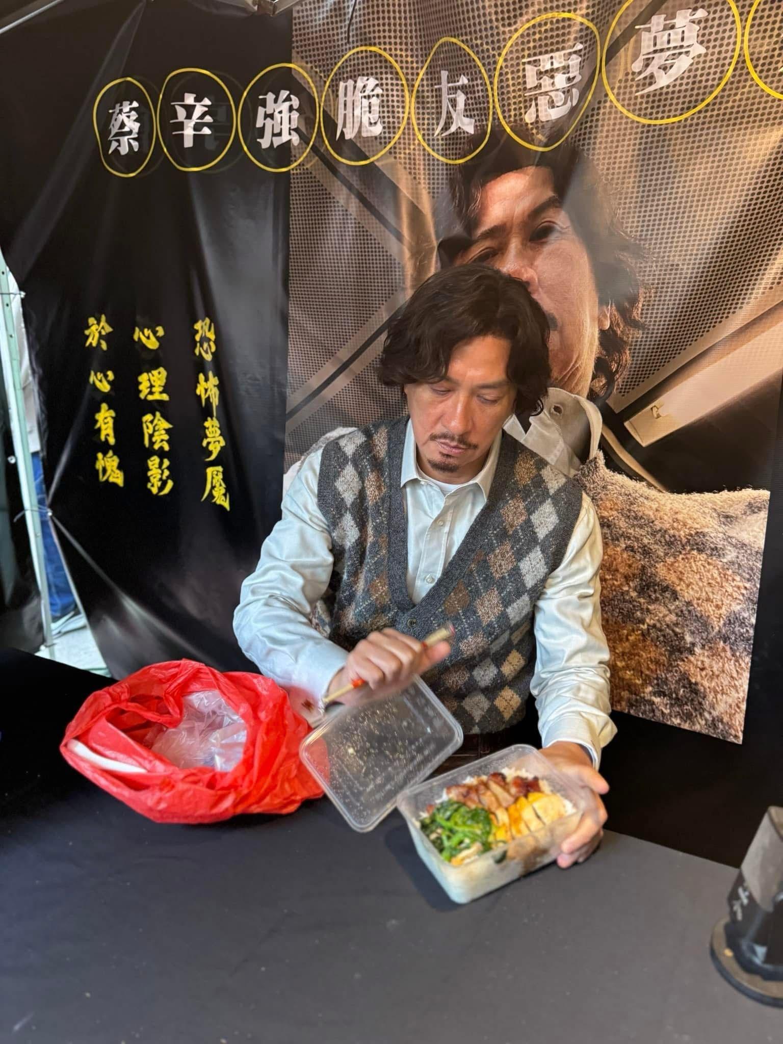 蔡辛強帶埋一盒燒味飯開檔。