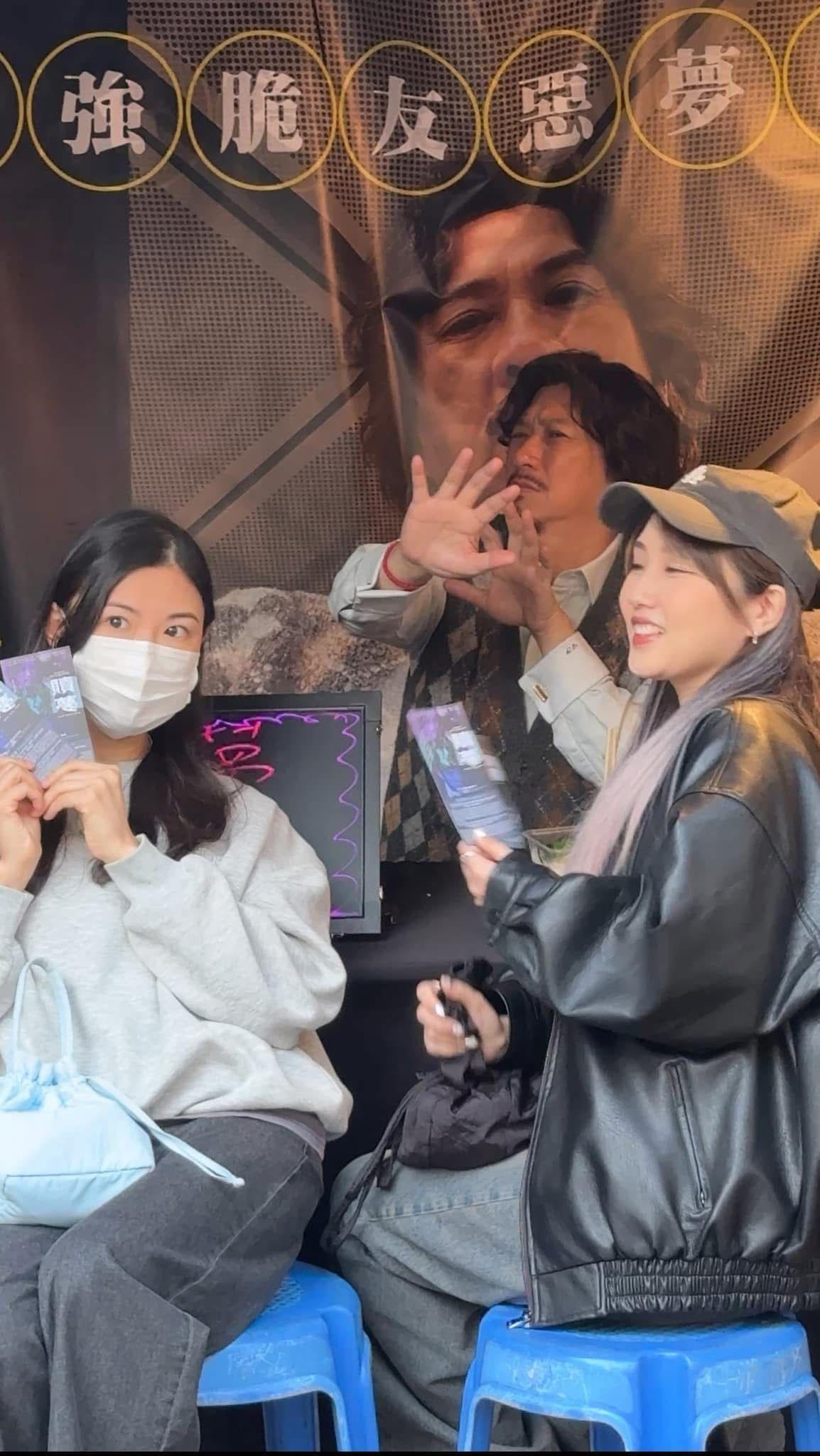 張家輝相當入戲,一臉苦瓜乾避開鏡頭。