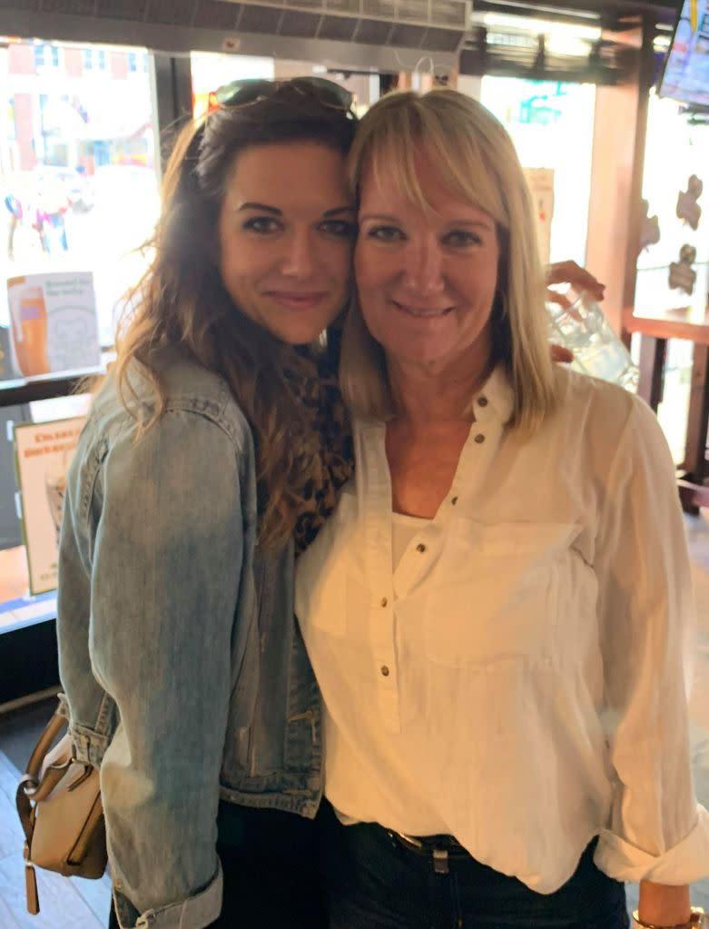 28歲「健身女王」Katie Donnell生前與母親Lori Barranon合照。