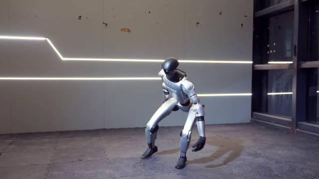 人形機械人G1「側空翻」後著地無難度。(影片截圖)