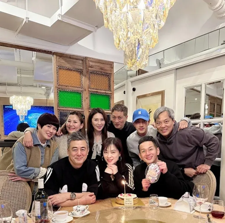 行姐早前出席藝訓班聚會,跟第七期藝員訓練班同學劉愷威、吳家樂等再度同框。