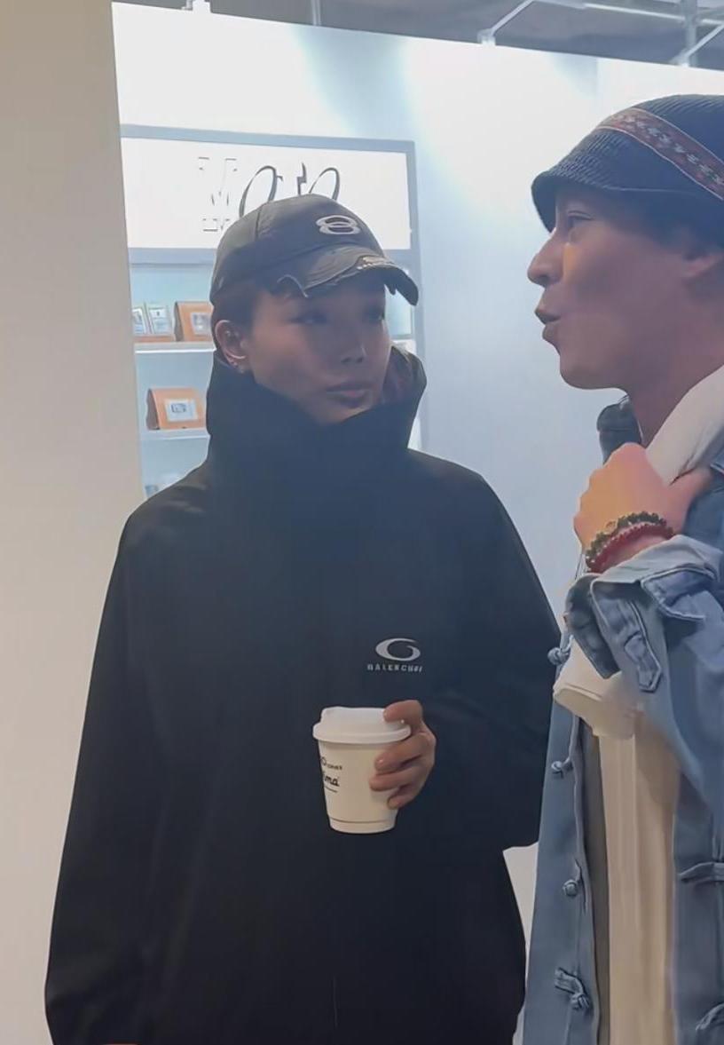 他們在店舖聊天。