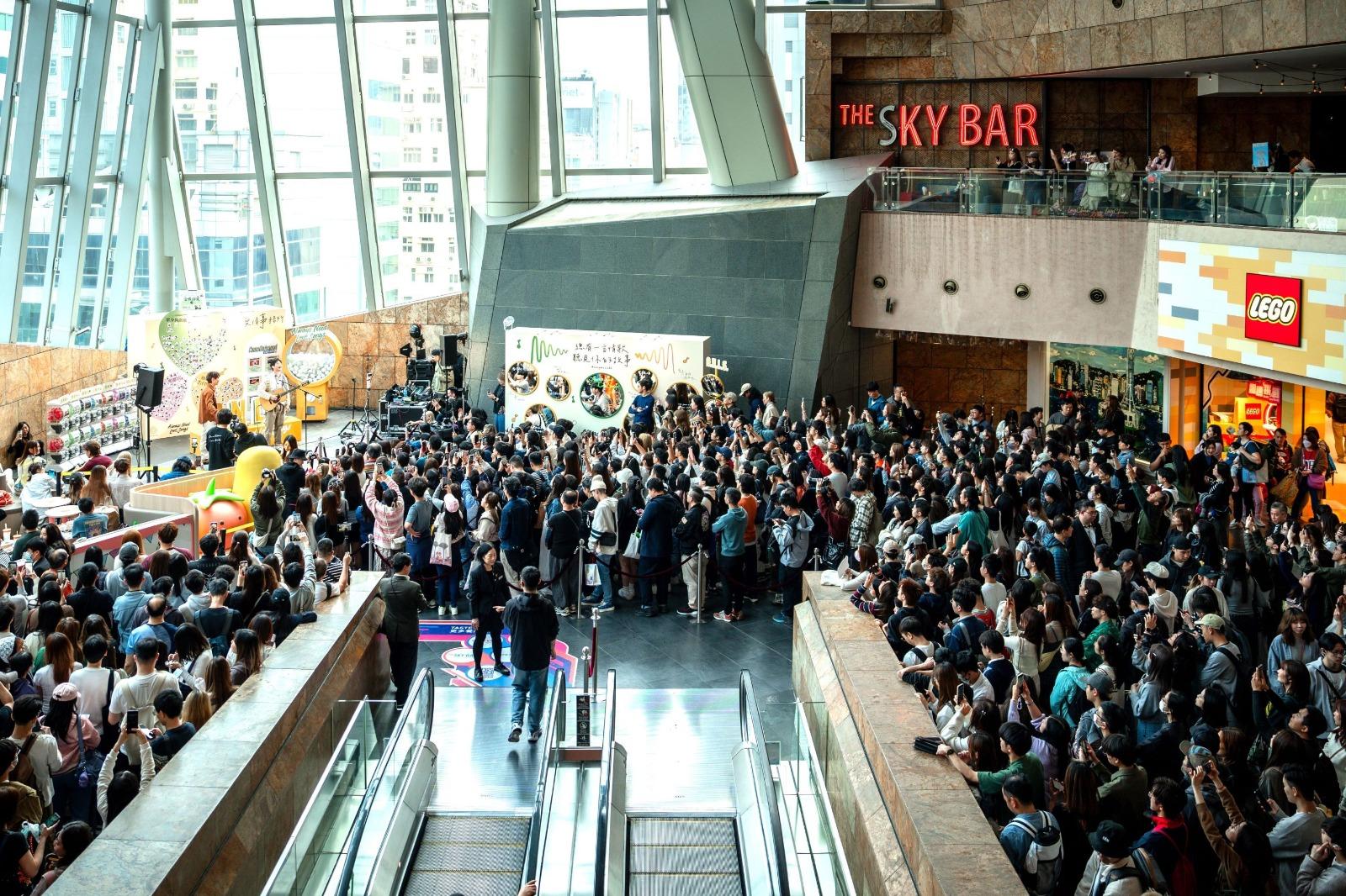 活動吸引近千人觀賞,逼爆朗豪坊。