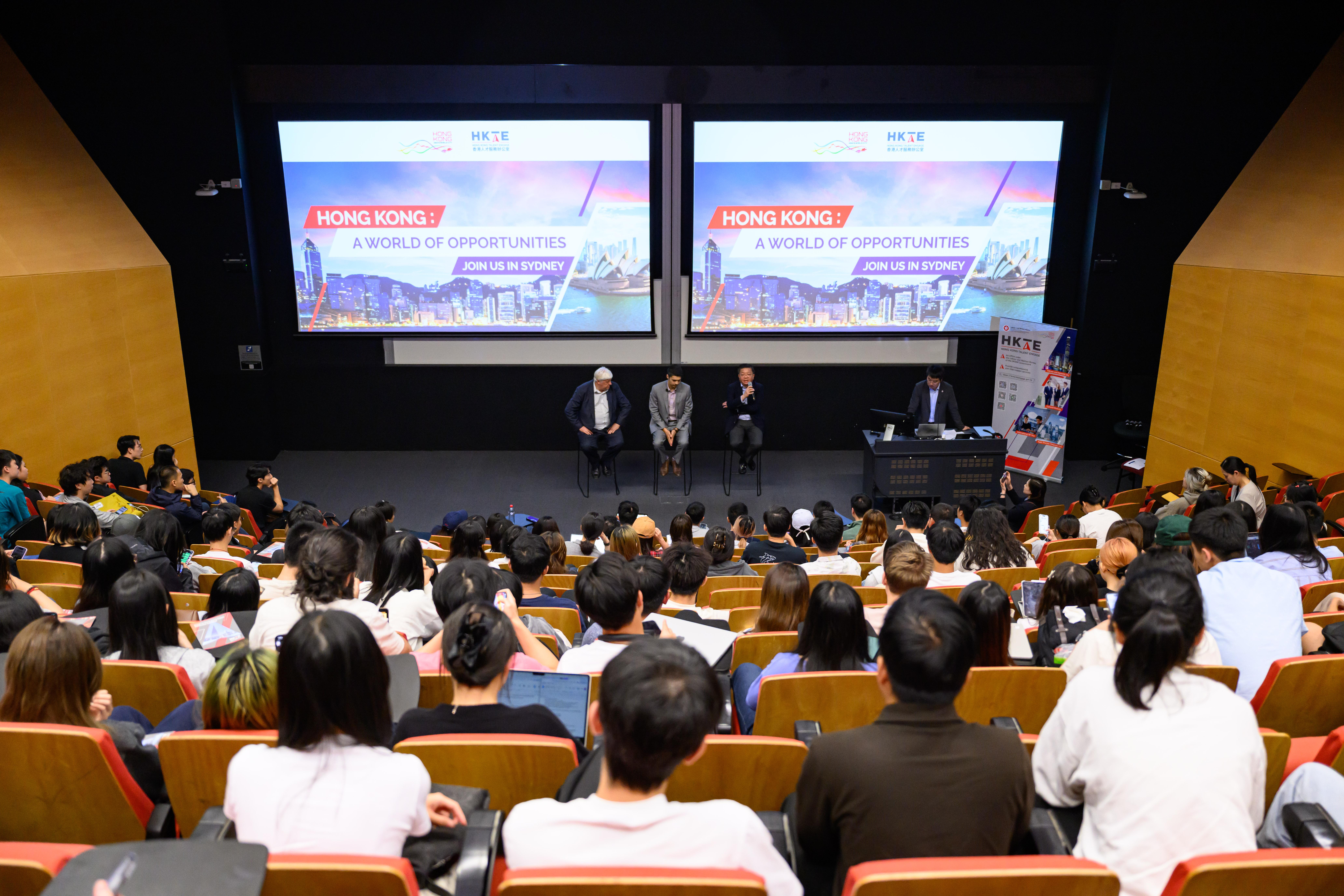 何啟明率人才辦訪問澳洲招攬人才。圖示劉鎮漢(台上右一)與活動出席者交流。(政府新聞處圖)