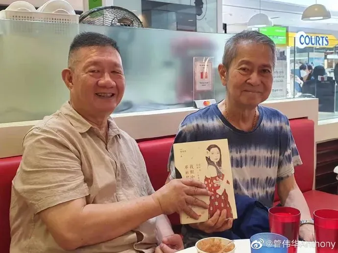 蔡萱(右)因病離世。