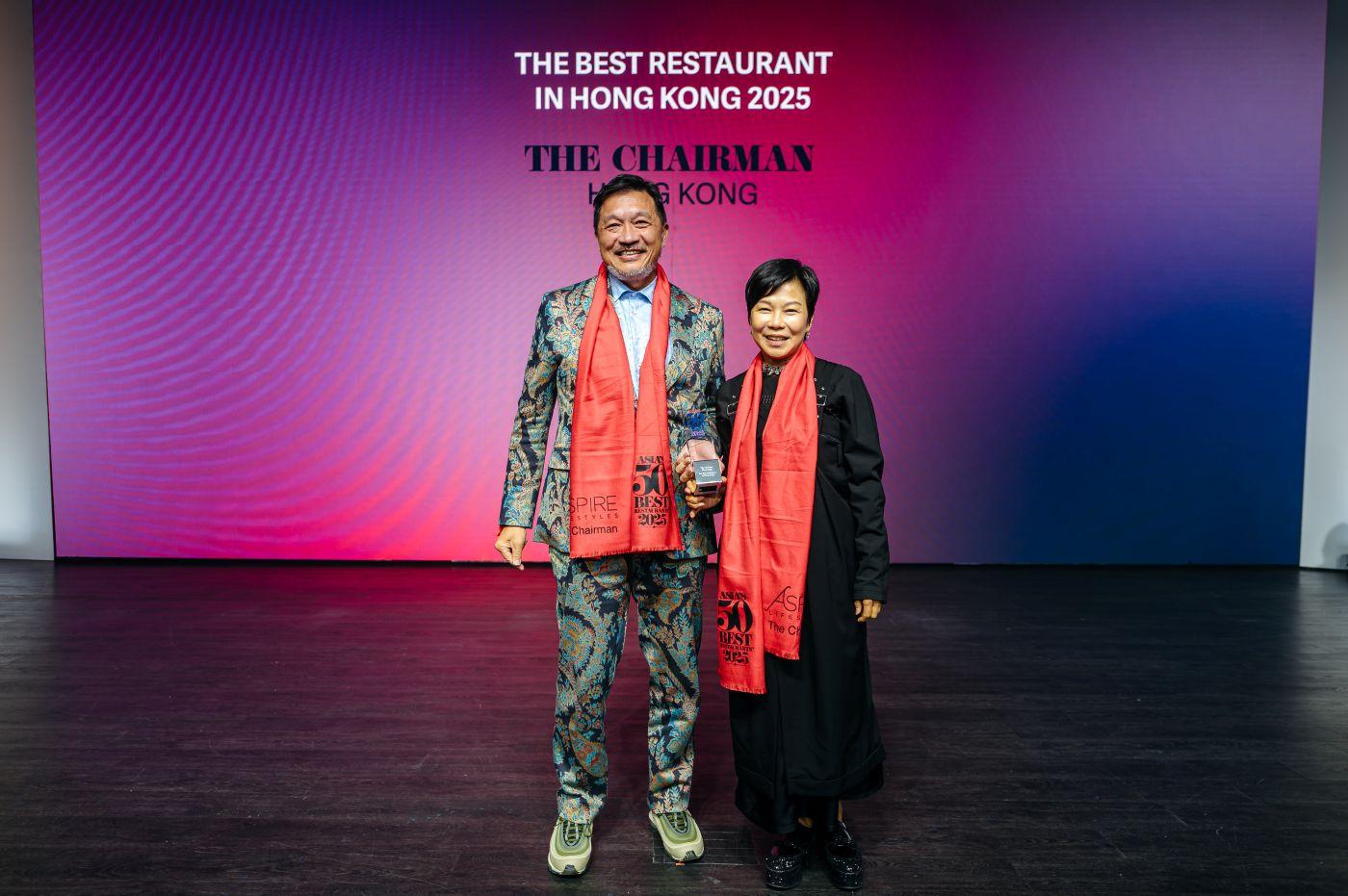 「大班樓」榮獲2025年「香港最佳餐廳」,老闆葉一南上台領獎。