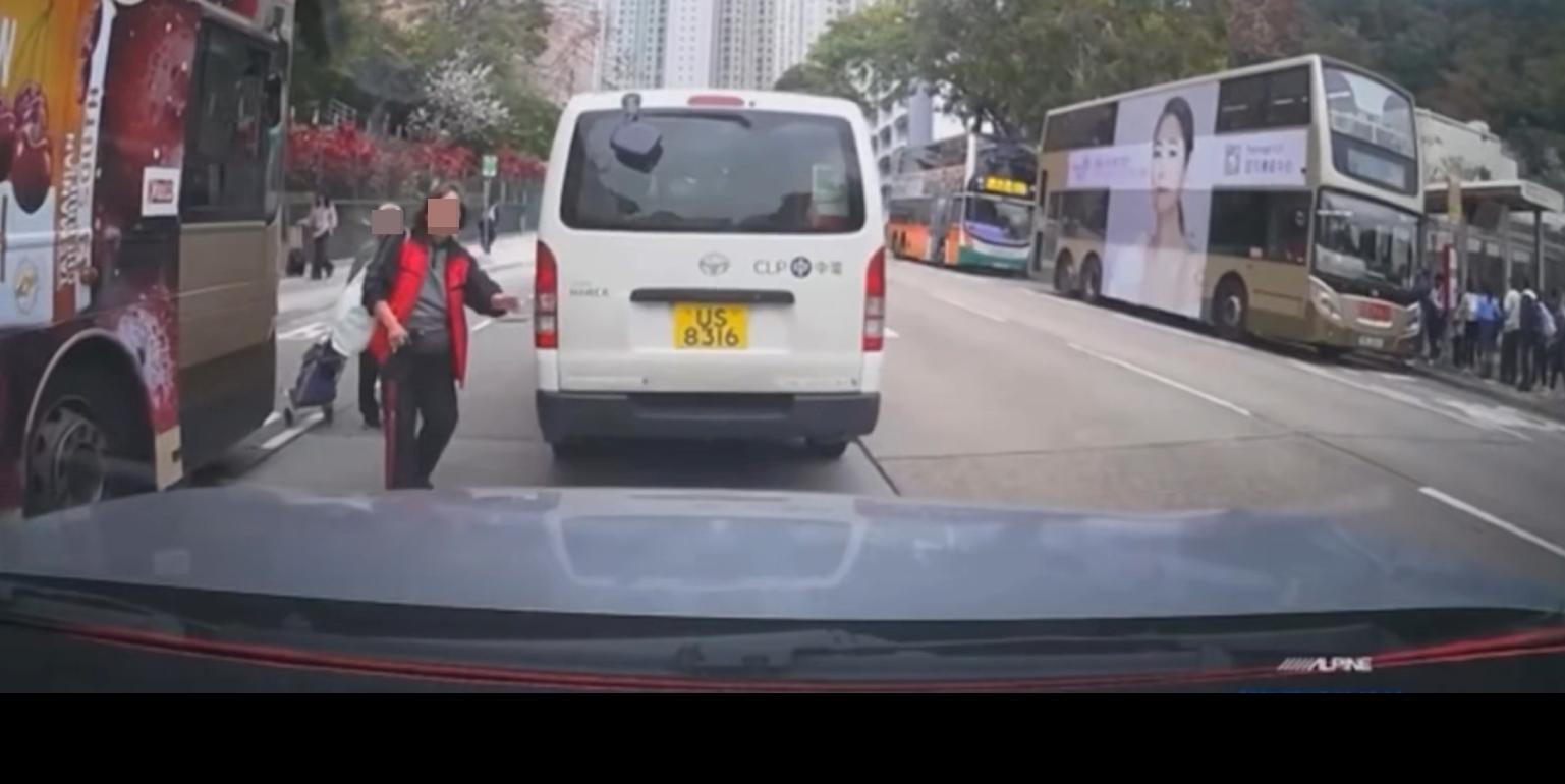 斧山道兩長者連環捐車罅險被撞。(fb「車cam L(香港群組)」截圖)