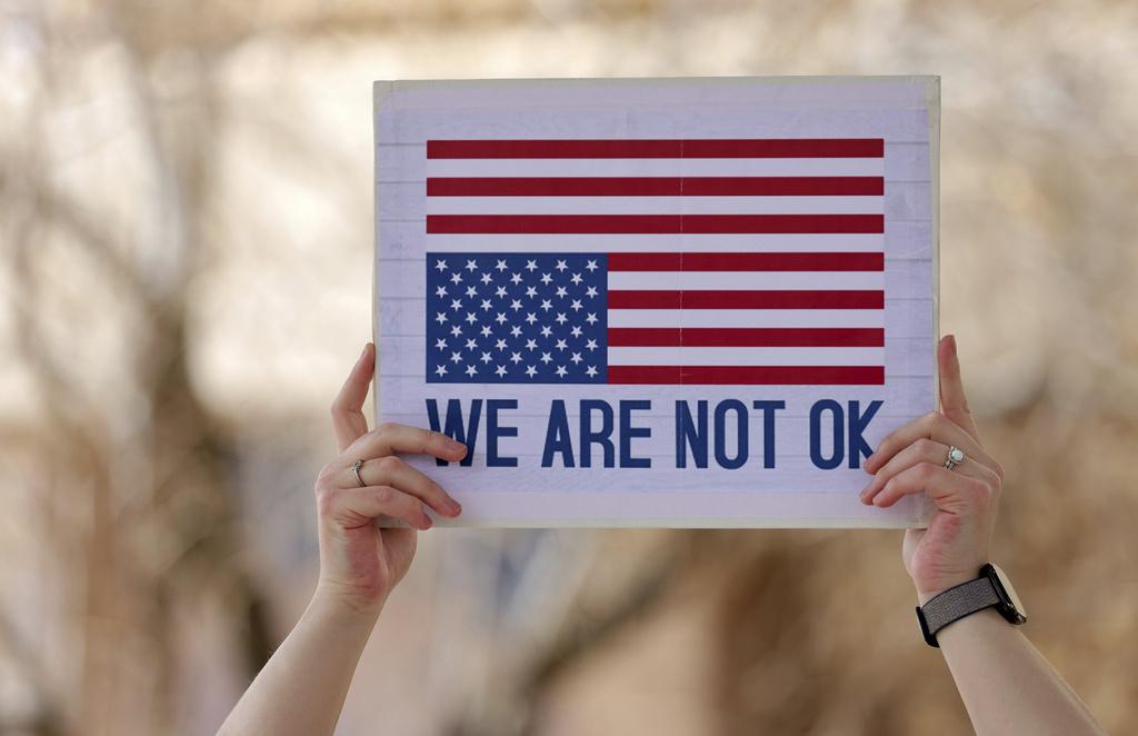 美國本月初各地有示威,抗議國家林業部裁員,圖為內華達州民眾在米德湖(Lake Mead)旅遊中心外舉牌抗議。(資料圖片)