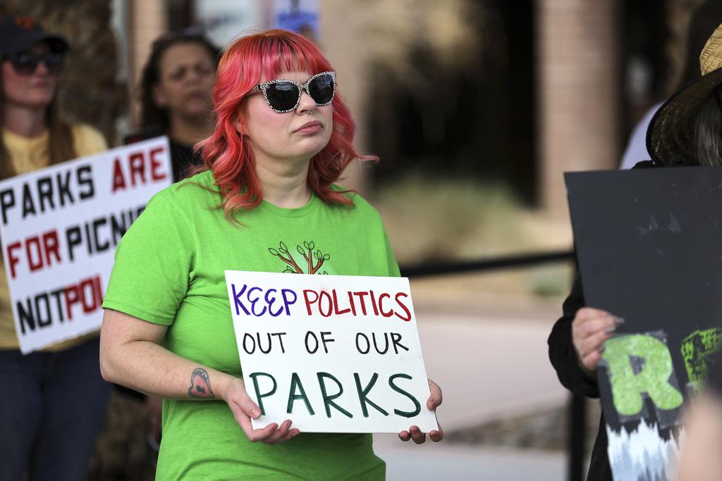 美國本月初各地有示威,抗議國家林業部裁員,圖為內華達州民眾在米德湖(Lake Mead)旅遊中心外舉牌抗議。(資料圖片)