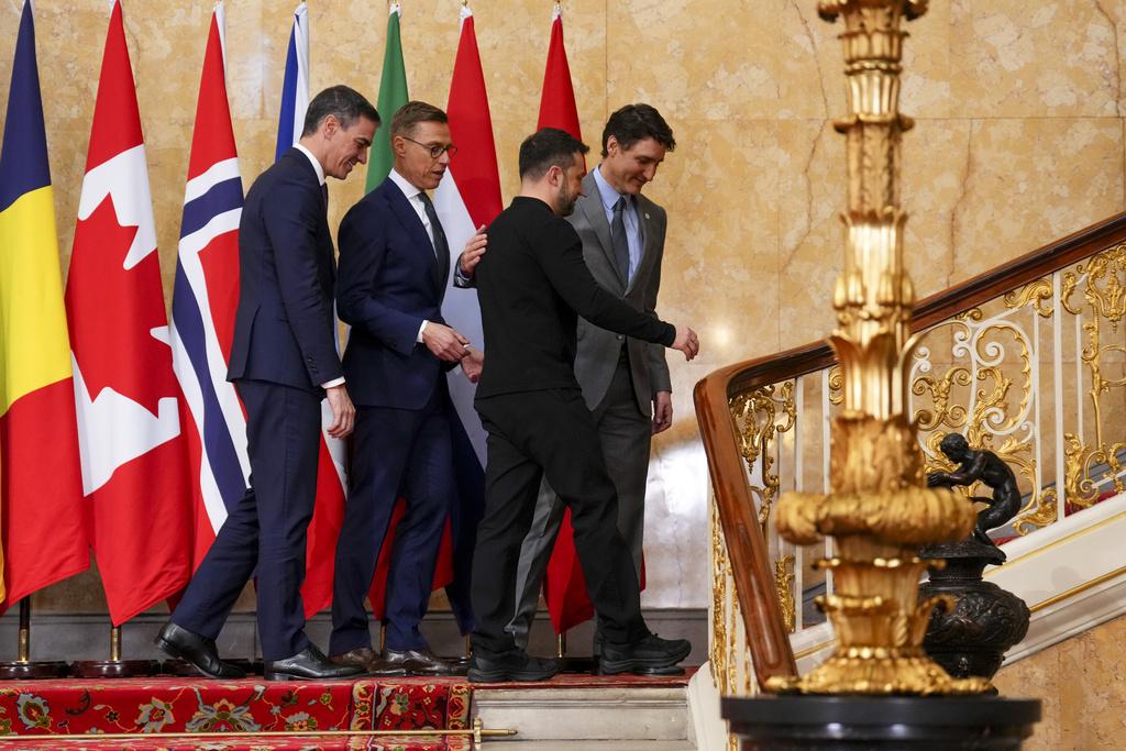 澤連斯基與加拿大總理杜魯多等領袖相談甚歡。(資料圖片)