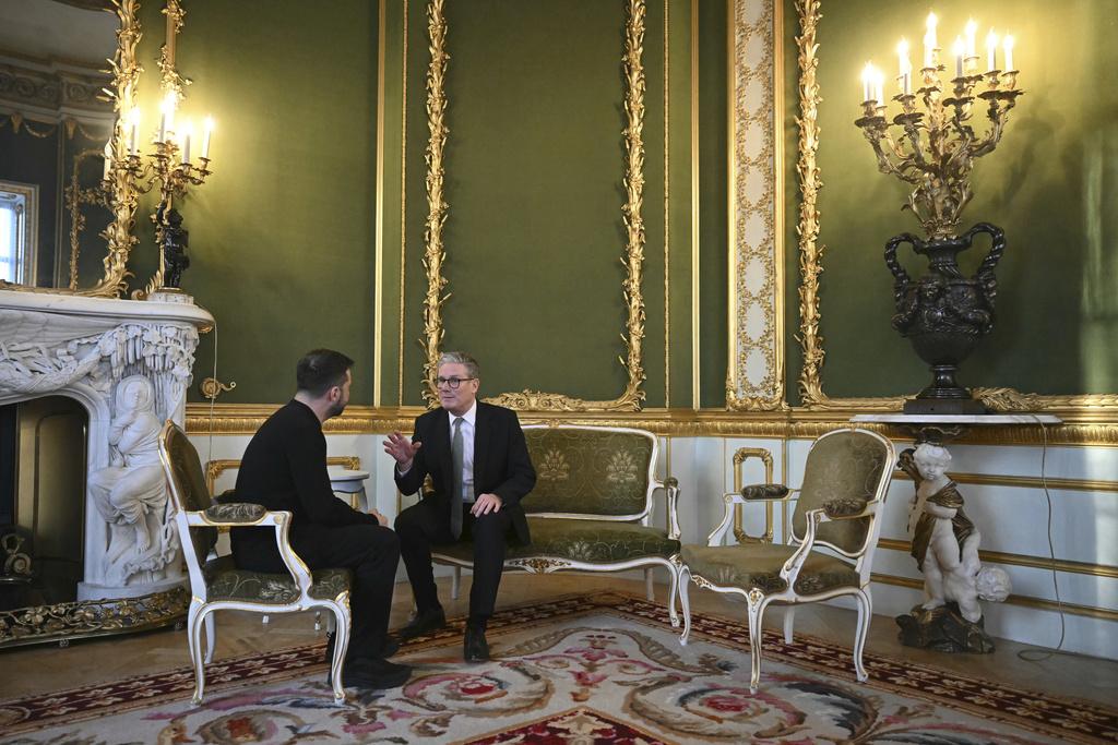 英國首相施紀賢周日在倫敦與澤連斯基會面。(資料圖片)