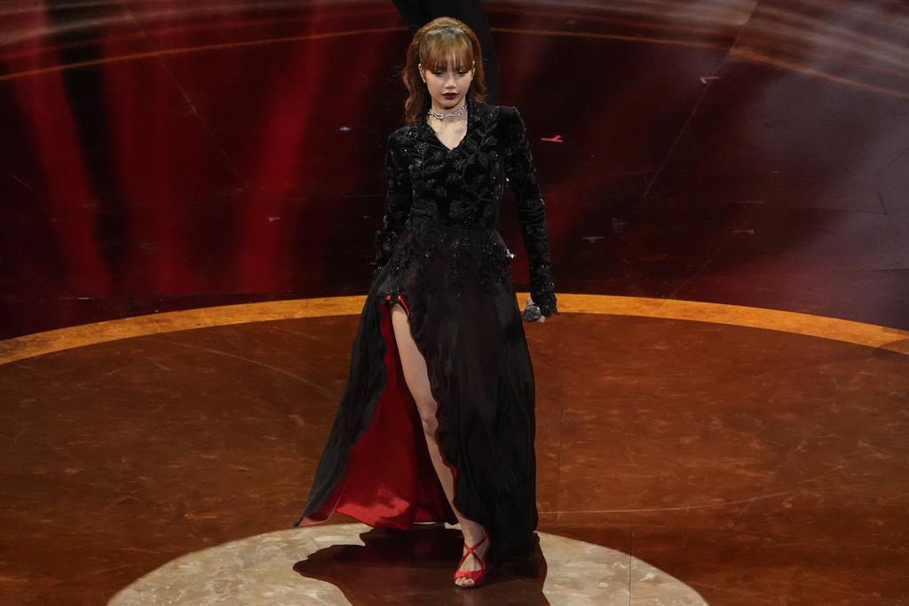 Lisa@BLACKPINK任奧斯卡2025站台表演嘉賓。(美聯社)