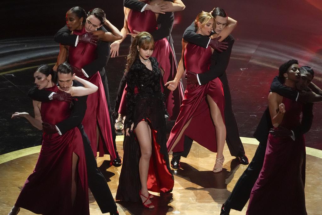 奧斯卡2025|BLACKPINK泰籍成員LISA為頒獎禮站台表演。(美聯社)