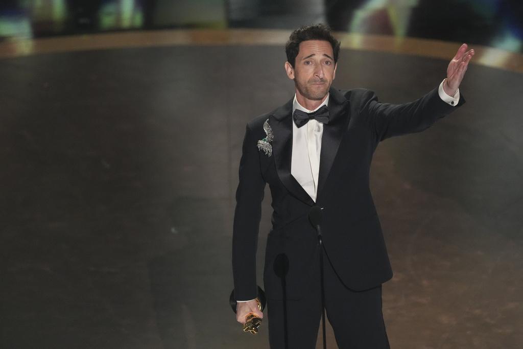 奧斯卡2025|艾哲倫保迪(Adrien Brody)繼鋼琴戰曲後,再成奧斯卡影帝。(美聯社)