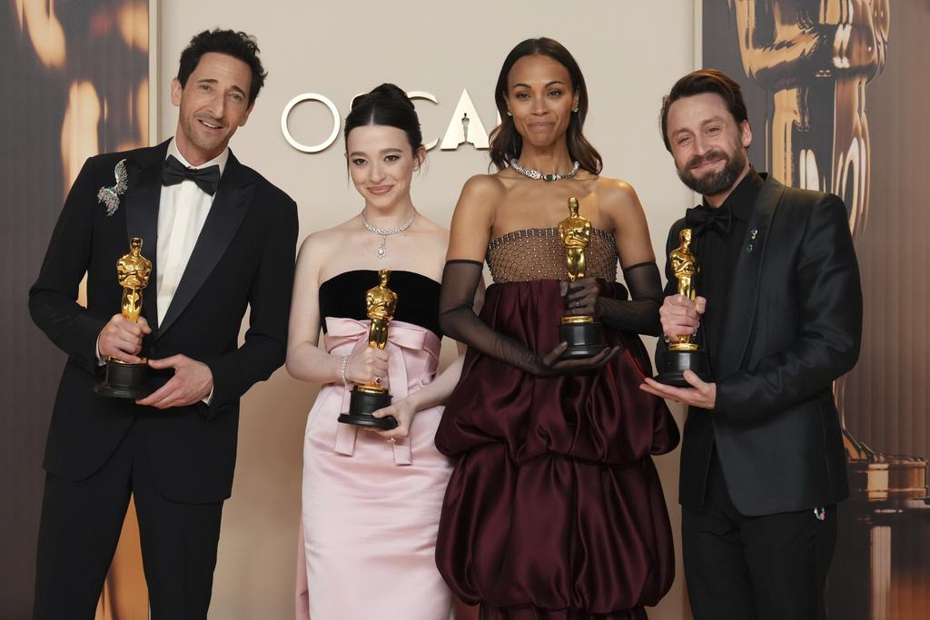 奧斯卡2025|艾哲倫保迪、Mikey Madison、素兒莎丹娜(Zoe Saldana)、基雲高堅(Kieran Culkin)合照。(美聯社)