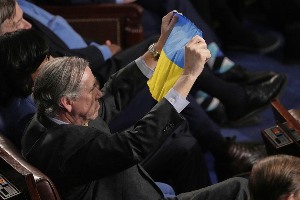 特朗普周二在國會參眾兩院聯席會議發表演說,期間一名民主黨人展示烏克蘭國旗。(美聯社)