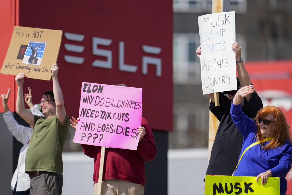 近期馬斯克的政治言行在歐美市場惹來不滿,引起不少歐美車主紛紛抵制特斯拉。(AP)