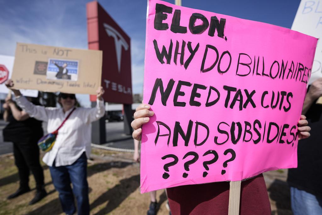 喬治亞州民眾上周六到Tesla一間經銷商示威,抗議行政總裁馬斯克「干政」。(美聯社)