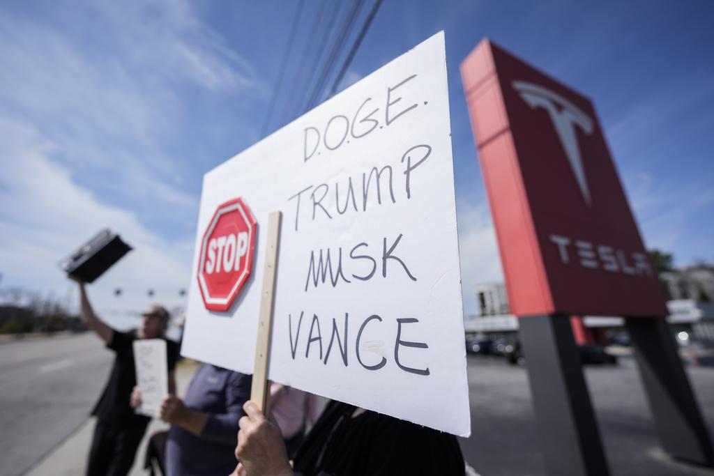 喬治亞州民眾上周六到Tesla一間經銷商示威,抗議行政總裁馬斯克「干政」。(美聯社)